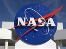 Znak NASA ped vstupem do Kennedyho vesmírného stediska