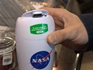 V obchodu se suvenýry nalepí logo NASA na cokoli. Pruinkové zdvihání víka se