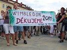 Fanouci vítali wimbledonskou vítzku s transparenty.