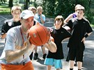 Malí úastníci basketbalového kempu v Podbradech dostávají lekci, jak házet