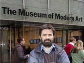 Ján Man�u�ka p�ed newyorským Muzeem moderního um�ní