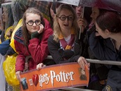 Fanouci na Trafalagar Square ekaj na premiru filmu Harry Potter a Relikvie