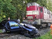 V Oprav smetl nkladn vlak osobn auto znaky Opel Omega. Dva lid zemeli.