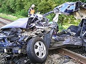 V Oprav smetl nkladn vlak osobn auto znaky Opel Omega. Dva lid zemeli.