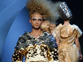 Pehldka haute couture kolekce Dior, prvn od odchodu Johna Galliana z tohoto