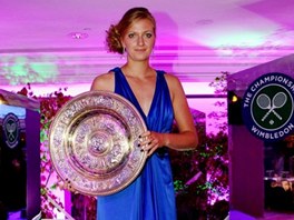 AMPIONKA. eská tenistka Petra Kvitová s trofejí pro vítzku Wimbledonu se