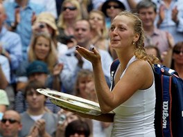 Petra Kvitová odchází z centrálního dvorce. S wimbledonskou trofejí posílá