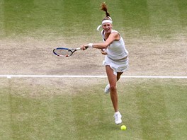 BUM! Petra Kvitov se opr do me bhem wimbledonskho finle proti