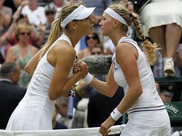 BYLAS LEPŠÍ. Maria Šarapovová gratuluje Petře Kvitové k vítězství ve Wimbledonu.