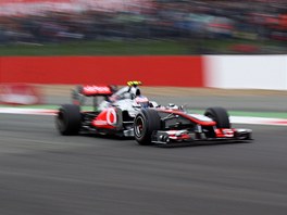 ROZMAZANÝ MCLAREN. Jensen Button v tetím tréninku na Velkou cenu Británie na