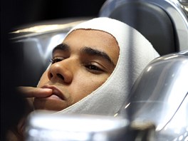 ODPOINEK. Lewis Hamilton v pestávce kvalifikace na Velkou cenu Británie. 