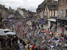 cyklistick peloton na trase 6. etapy Tour de France