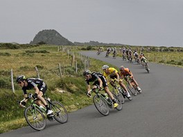 PRVNÍ KOPCE. Peloton cyklistické Tour de France zdolává v 8. etap Centrální