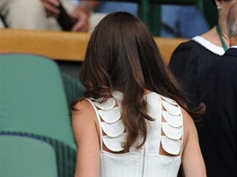 aty Kate Middletonové sahající ke kolenm nesly podpis londýnské návrháky