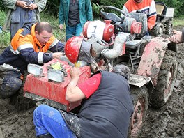 Doická traktoriáda - závody doma vyrobených i továrních traktor. Nkdo bhem