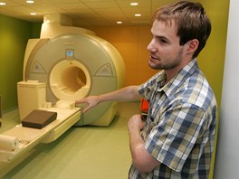 Biomedicínský inženýr Jan Roudnický ukazuje novou magnetickou rezonanci za 22