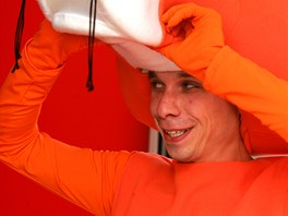 Do kostýmu oranžového pantera skupiny ČEZ se každý den převléká Jakub Hubert.