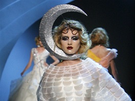 Pehldka haute couture kolekce Dior, prvn od odchodu Johna Galliana z tohoto