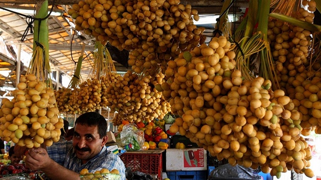 Palestinský prodava nabízí své pochoutky v pedveer svátku íd al-fitr