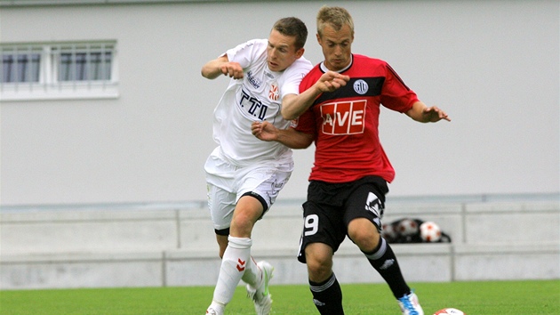 Budjovický Michal Kaák (vpravo) v duelu s rakouským týmem St.Florian.