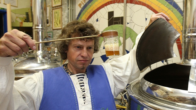 Vladimír Ilgner vaí ve svém minipivovaru ve áhlavech i pivo s úsmvným