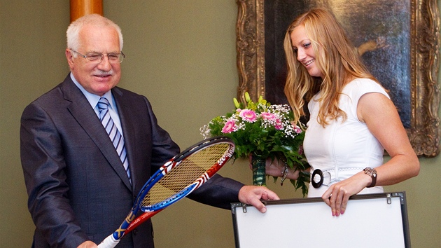 P�KNÁ. Václav Klaus si prohlí�í raketu, kterou dostal od vít�zky Wimbledonu
