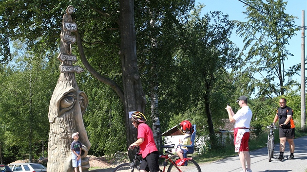 �ty�metrová plastika ��árského výtvarníka Michala Ol�iaka stojí u hráze Velkého...