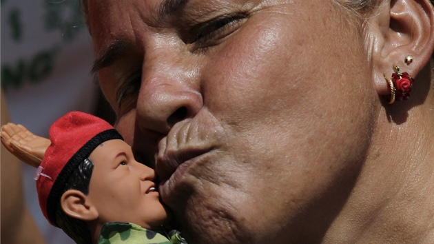 Venezuelanka líbá postaviku prezidenta Huga Cháveze na nedlním pochodu za
