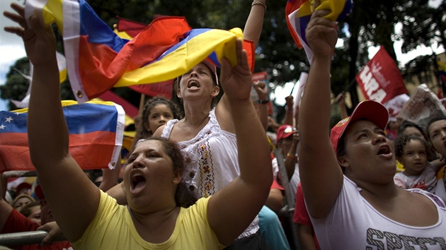 Obyvatelky Caracasu vyrazily s vlajkami na nedlní pochod za uzdravení