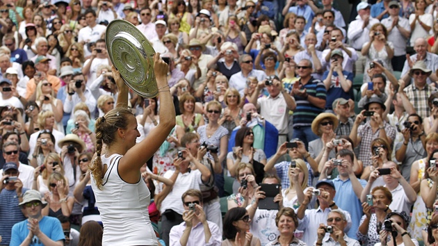 Petra Kvitová pózuje s talíem pro wimbledonskou vítzku