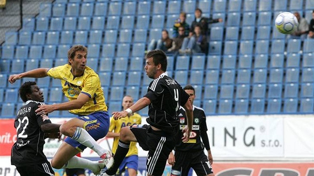 Teplický Libor Do�ek (druhý zleva) hlavi�kuje p�i utkání s P�íbramí.