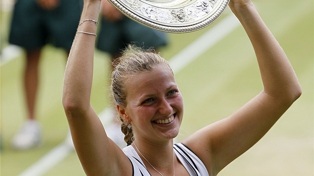 VYSNNÁ TROFEJ. Petra Kvitová zvedá nad hlavu trofej pro vítzku Wimbledonu.