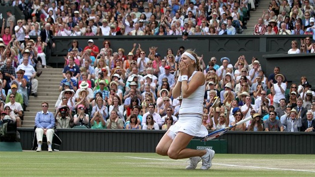 RADOST NA KOLENOU. Petra Kvitová slaví triumf ve Wimbledonu.