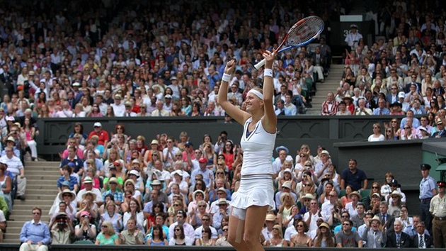 RUCE NAD HLAVOU. Petra Kvitová u ví, e vyhrála Wimbledon.