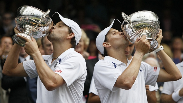 JE TO NAE! Brati Bob a Mike Bryanové slaví vítzství ve wimbledonské tyhe.