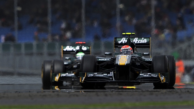 Ital Jarno Trulli (vpředu), za ním Heikki Kovalainen z Finska si projíždí trať