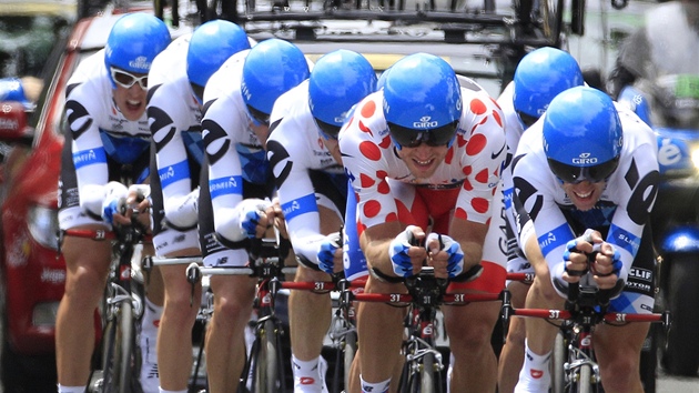 Tým Garmin s mistrem sv�ta Thorem Hushovdem (v puntíkovaném dresu) b�hem týmové