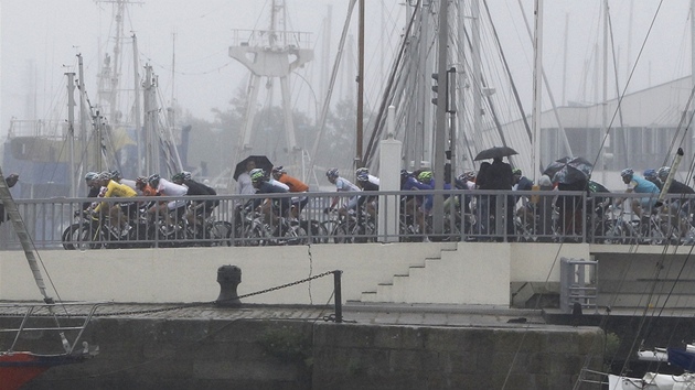 DO BOJE. Tour de France vyrazila do 4. etapy z pístavního Lorientu.