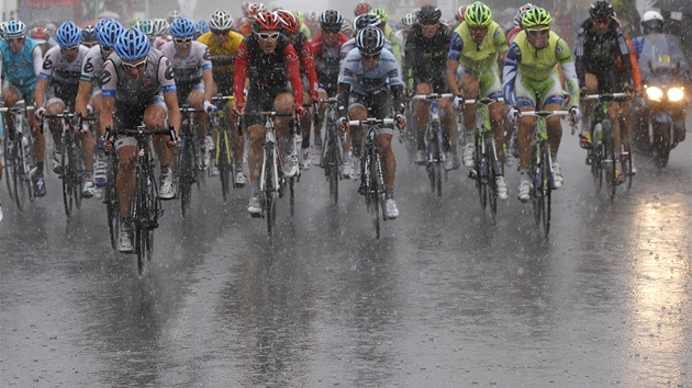 MOKRO. Peloton Tour de France bojoval v 6. etap s aprílovým poasím.