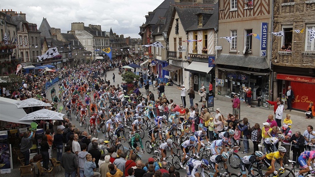 cyklistický peloton na trase 6. etapy Tour de France