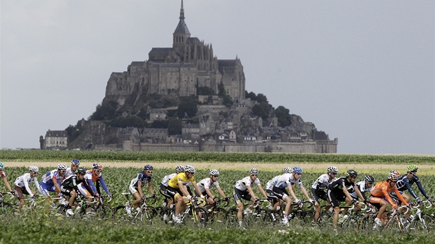 PAMÁTKY. está etapa Tour de France minula i svtoznámé opatství Mont
