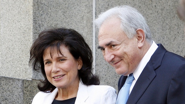 Dominique Strauss- Kahn se svou enou Anne Sinclairovou opoutí soudní sí (1....