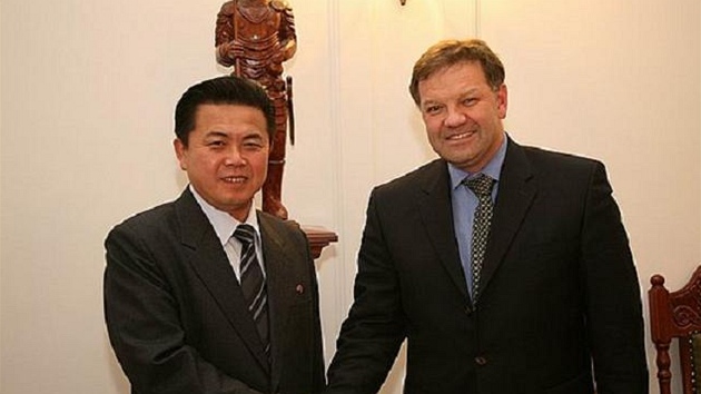 Kim Pchjong-il s někdejším ředitelem polského prezidentského úřadu pro zahraniční věci Mariuszem Handzlikem na snímku z ledna 2010