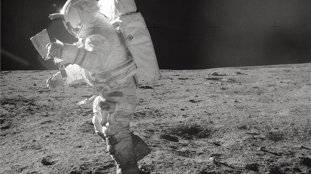 Edgar Mitchell na m�síci (6. února 1971)