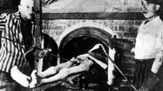 Zajatci v koncentraním táboe v Mauthausenu dávají do pece tlo mrtvého