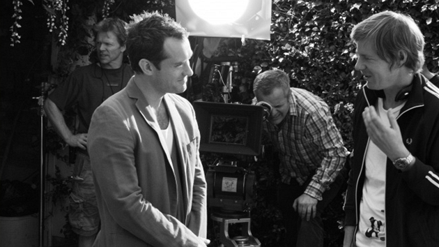 Jude Law se bav s Ivanem Zachariem pi naten znlky pro 46. ronk karlovarskho filmovho festivalu.