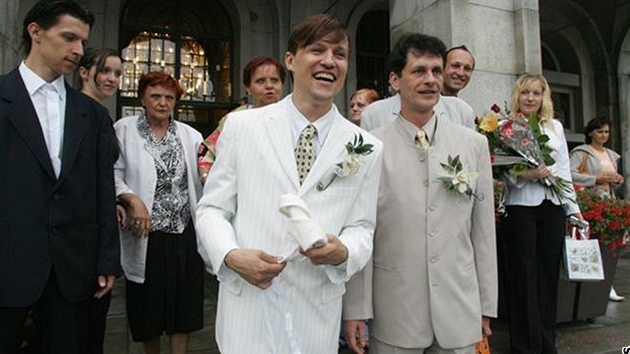 Dnes je první den, kdy homosexuální páry mohou registrovat své partnerství.
