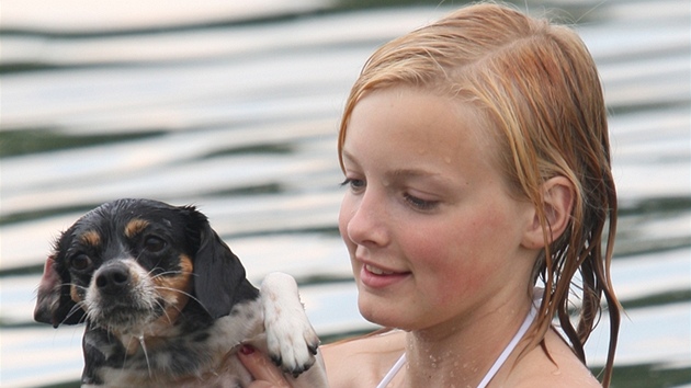 Dívka se svým psem ve Stříbrném jezeru v Opavě