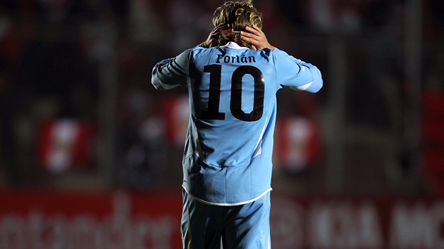 JAK NA TO? Slavný Diego Forlán se v úvodním zápase uruguayských fotbalist na