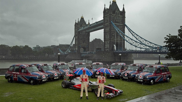 ZAMRAENÝ LONDÝN. Prezentace týmu McLaren-Mercedes poblí londýnského Tower